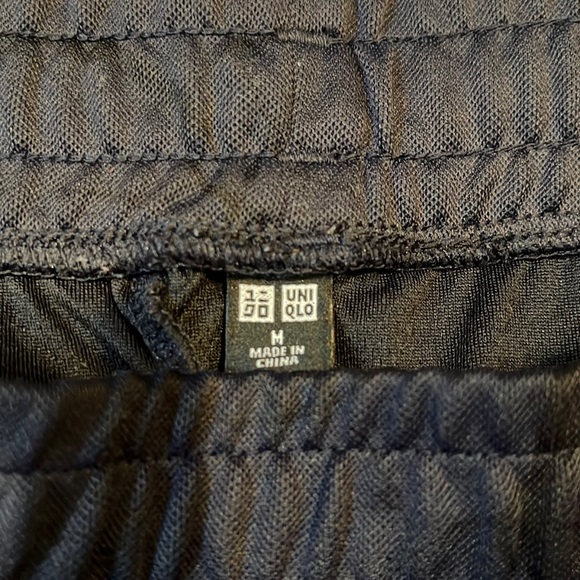 UNIQLO 100% polyester athletic shorts with 2 zipper pockets - Picture 6 of 6